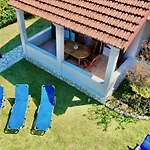 Beachfront Gardenmare By Dadovillas *