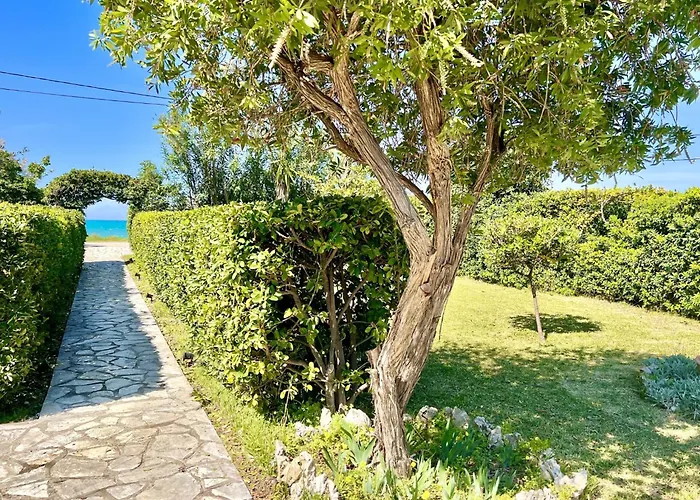 Beachfront Gardenmare By Dadovillas شقة