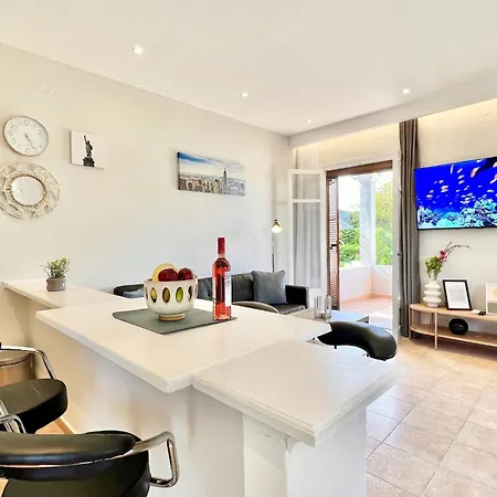 Beachfront Gardenmare By Dadovillas *